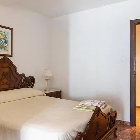 3 Bedroom Cozy In Apartment Montalban
