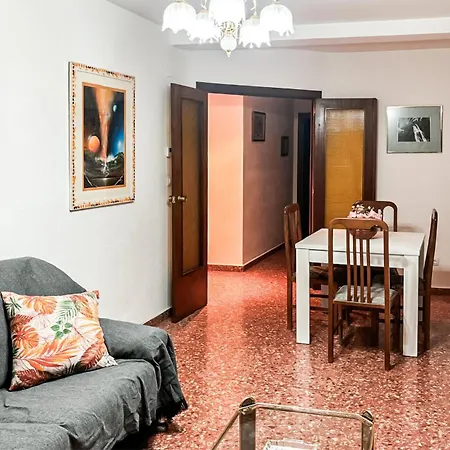 3 Bedroom Cozy In Lägenhet Montalbán