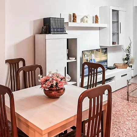 3 Bedroom Cozy In Lägenhet Montalbán